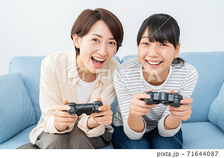 親子 家族 ファミリー 母親 お母さん 娘 親子 家族 ファミリー 母親 お母さん 娘 71644087
