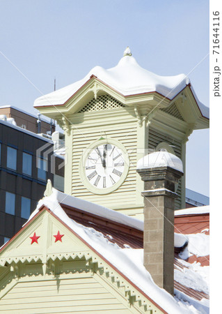 雪を被った札幌時計台 71644116