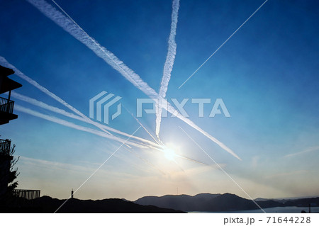西の空の飛行機雲 西の空の飛行機雲 71644228