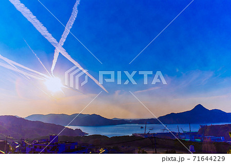 西の空の飛行機雲 71644229