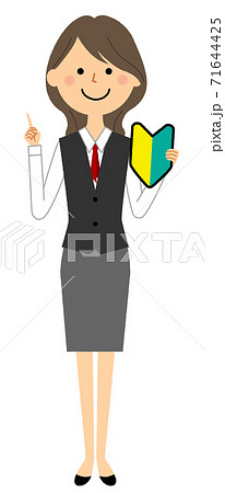 初心者マークを持つ制服姿の女性 初心者マークを持つ制服姿の女性 71644425