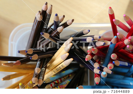 鉛筆立てに入った色鉛筆 71644889