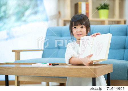 お絵描きする女の子 お絵描きする女の子 71644905