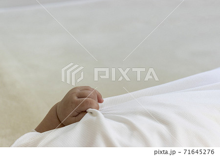 自分の服を握る赤ちゃんの手 0歳 生後4か月 女の子 の写真素材 71645276 Pixta