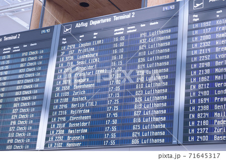 ミュンヘン空港出発エリアのフライト情報（ドイツ） 71645317