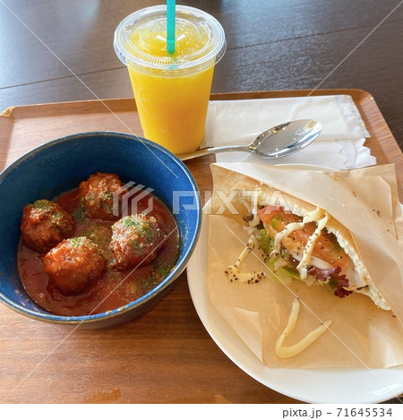 おしゃれな朝食サンドイッチとミートボールの写真素材