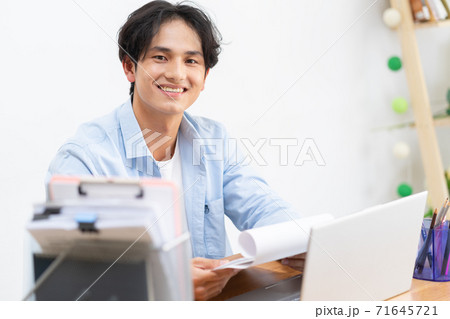 Businessman work from home 71645721