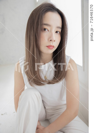 ストレートロングヘアー 日本人　ヘアスタイル 71646370