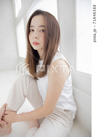 ストレートロングヘアー 日本人 ヘアスタイルの写真素材