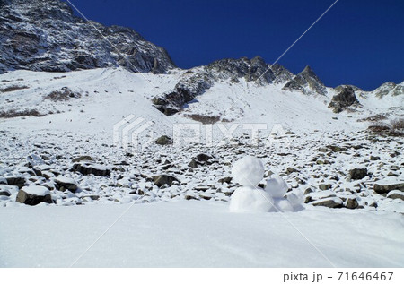 新雪が積もった雪山と親子の雪だるま 新雪が積もった雪山と親子の雪だるま 71646467
