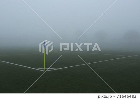 霧のかかったサッカーフィールド 71646482
