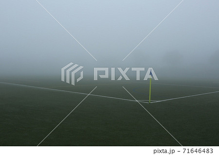 霧のかかったサッカーフィールド 霧のかかったサッカーフィールド 71646483