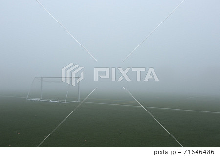 霧のかかったサッカーフィールド 霧のかかったサッカーフィールド 71646486
