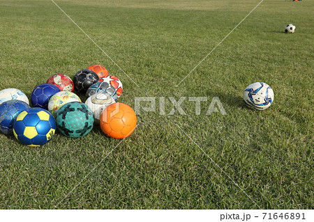 芝生の上のサッカーボール 芝生の上のサッカーボール 71646891