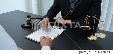 Judge or lawyer has explained and calculated the law to the client to sign the document as important evidence in the case of fraud and not receiving fair treatment. Judge or lawyer has explained and calculated the law to the client to sign the document as important evidence in the case of fraud and not receiving fair treatment. 71647073