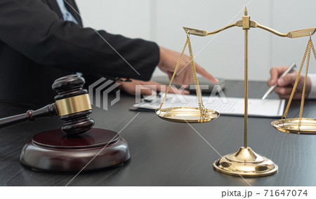 Judge or lawyer has explained and calculated the law to the client to sign the document as important evidence in the case of fraud and not receiving fair treatment. Judge or lawyer has explained and calculated the law to the client to sign the document as important evidence in the case of fraud and not receiving fair treatment. 71647074