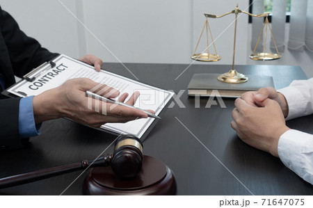 Judge or lawyer has explained and calculated the law to the client to sign the document as important evidence in the case of fraud and not receiving fair treatment. Judge or lawyer has explained and calculated the law to the client to sign the document as important evidence in the case of fraud and not receiving fair treatment. 71647075