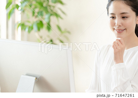 パソコン作業をする若い女性 パソコン作業をする若い女性 71647261