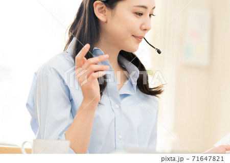 リモートミーティングをする若い女性 リモートミーティングをする若い女性 71647821