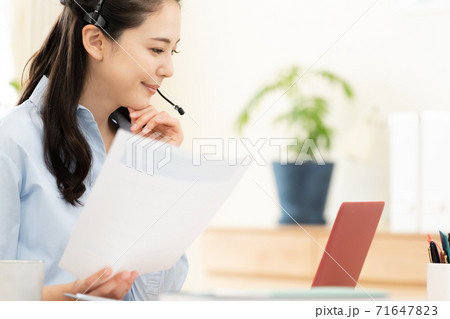 リモートミーティングをする若い女性 71647823
