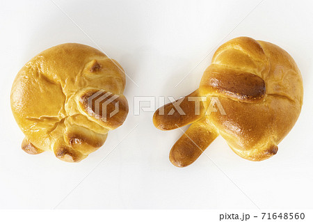 ジャンケンの手の形をしたパンの写真の写真素材