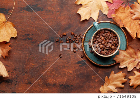 Coffee cup and autumn leaves 71649108