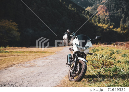 秋のバイクツーリング 色付く里山の一本道　a-3 フィルム調 71649522