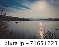 湖 夕暮れ 夕焼け 71651223