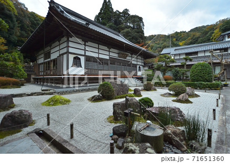 (兵庫県)城崎の風景　極楽寺の石庭 71651360