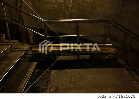 上越線土合駅の下りホームと地上を結ぶ階段にあるベンチ(1) 上越線土合駅の下りホームと地上を結ぶ階段にあるベンチ(1) 71651679