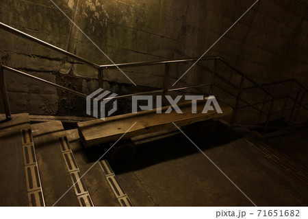 上越線土合駅の下りホームと地上を結ぶ階段にあるベンチ(3) 上越線土合駅の下りホームと地上を結ぶ階段にあるベンチ(3) 71651682