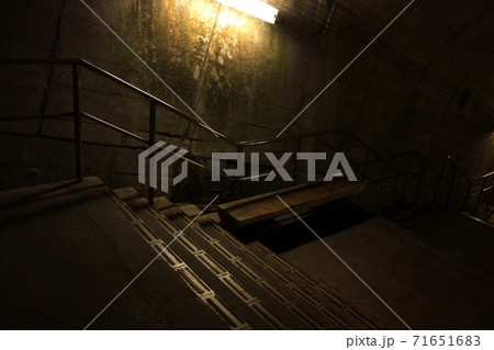 上越線土合駅の下りホームと地上を結ぶ階段にあるベンチ（4） 71651683