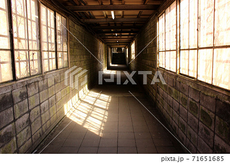 上越線土合駅の下りホームから出口への連絡通路（2） 71651685