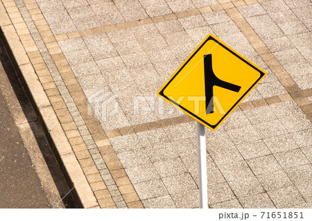 道路標識(警戒標識)「合流交通あり」。 道路標識(警戒標識)「合流交通あり」。 71651851