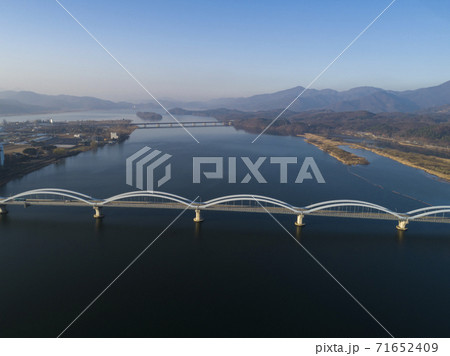 列車 電車 川 71652409