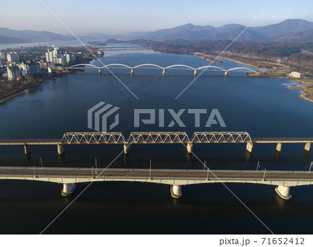 列車 電車 鉄道 71652412