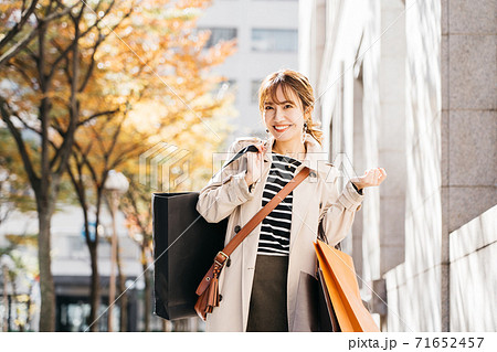 ショッピングをする若い女性 ショッピングをする若い女性 71652457