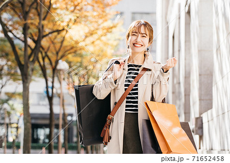 ショッピングをする若い女性 71652458