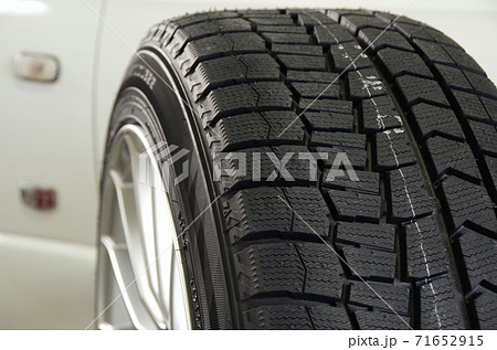 高性能な乗用車に装着する幅の広い冬用タイヤを軽量で剛性の高いアルミホイールに組付けた状態の外観 71652915