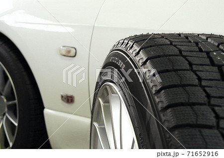 高性能な乗用車に装着する幅の広い冬用タイヤを軽量で剛性の高いアルミホイールに組付けた状態の外観 高性能な乗用車に装着する幅の広い冬用タイヤを軽量で剛性の高いアルミホイールに組付けた状態の外観 71652916
