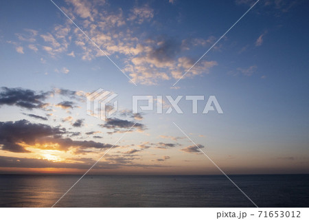 ドラマチックな海と空のイメージ 71653012