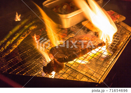 キャンプの醍醐味である焚き火料理 キャンプの醍醐味である焚き火料理 71654696
