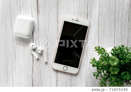 ワイヤレスイヤホンで音楽を楽しむ 71655240