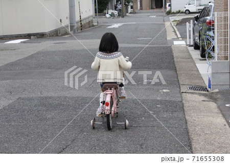自転車に乗った女の子 自転車に乗った女の子 71655308