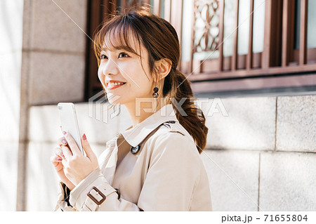 スマホを見る若い女性 スマホを見る若い女性 71655804