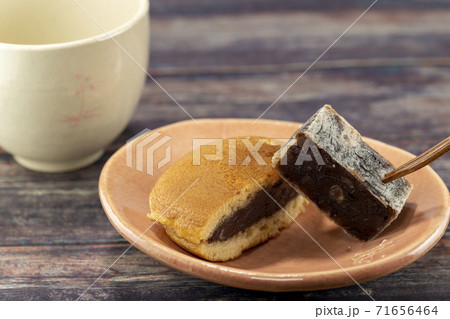 皿に盛ったきんつばとドラ焼き 71656464