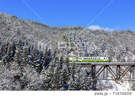 青空と滝谷川橋梁を渡る只見線の列車　福島県柳津町 71656609