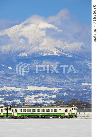 磐梯山と雪原を走る只見線の列車 福島県会津美里町 磐梯山と雪原を走る只見線の列車 福島県会津美里町 71656630