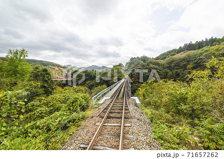 会津鉄道の列車内より鉄道橋を振り返る 71657262