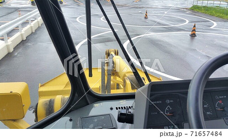 大型特殊免許を取得しホイールローダーを運転するのが夢の写真素材 大型特殊免許を取得しホイールローダーを運転するのが夢の写真素材